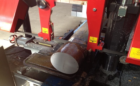 万江街道卧式带锯床加工时出现明显振荡如何排查？