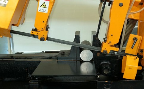 万江街道数控带锯床自动送料精度会出现偏差吗？